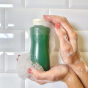 Bouteille verte pour shampoing et gel douche